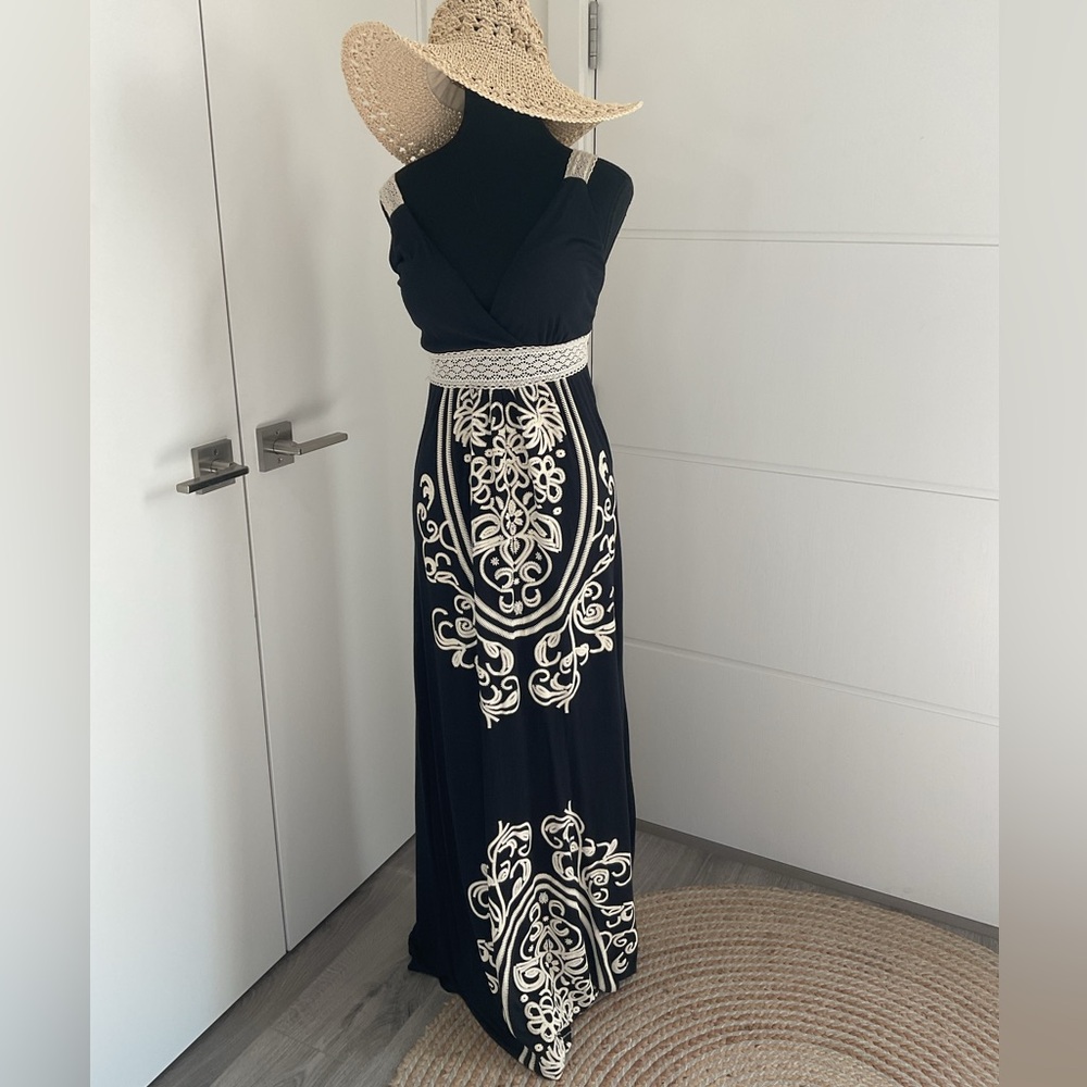Just LOVE Elegant Black and Cream  V Neck Maxi Dress
